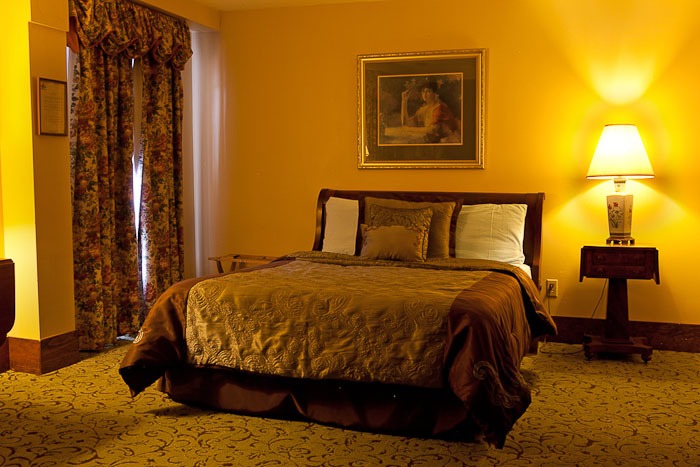#303 QUEEN ROOM